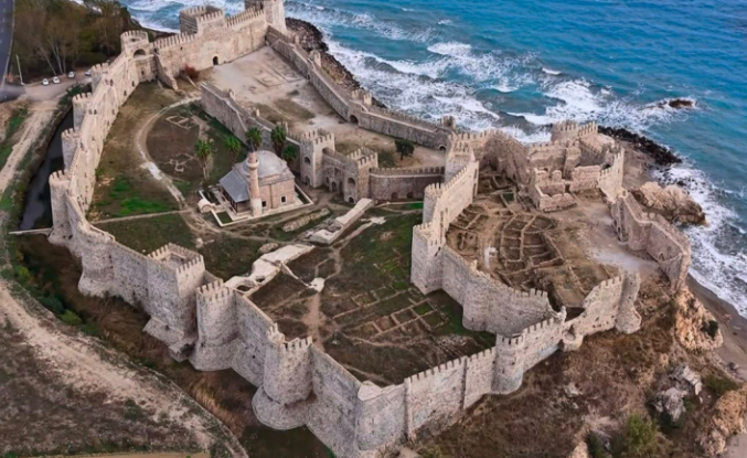 Mersin'in İncisi: Cüneyt Arkın'ın Filmine Ev Sahipliği Yapan Mamure Kalesi Turizme Açılıyor