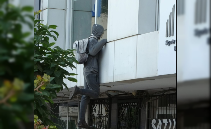 Mersin’de İlginç Sigorta Kampanyası: Penceredeki Manken Hırsız Ortalığı Karıştırdı!